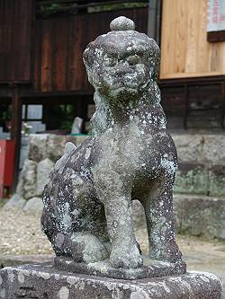 <b>明治二十五年　信光明寺(芭蕉天神)</b>　作者不明、岩津天満宮参道近くに在る寺院の中に建っている狛犬