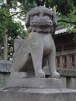 <b>明治三十三年　白山神社(木曽川町)</b>　柴田勝次朗刻、右の狛犬には一角有り、左の狛犬の頭には何か取れた<br>跡があり