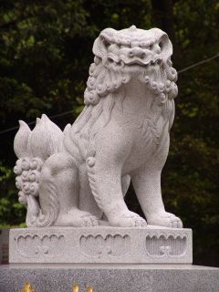 巽彫刻オリジナルの狛犬、最新の道具で透かし彫りを多用