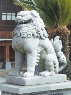 古代型狛犬、大宝神社の木彫狛犬がモデル、東京石工と岡崎石工が彫っていた