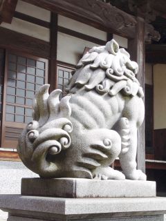 元の木彫狛犬も対面型でスリムな体型で、石で彫ると小さく見えるためある程度ボリュームを付けて彫ってます